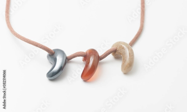 Obraz 勾玉の首飾り。現代のパワーストーン。日本の伝統的な魔除け。クローズアップ撮影。