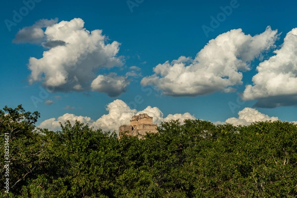 Obraz Ciudad Maya de Uxmal, parte superior de Pirámide del Adivino visible entre la selva, yucatán, México