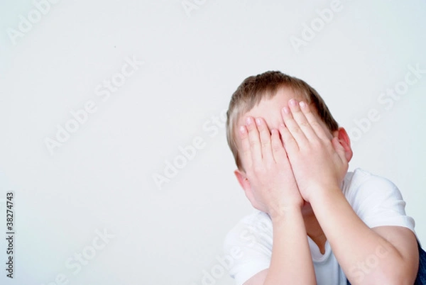 Obraz Junge verbirgt Gesicht