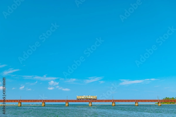 Obraz 由良川を走る一両のローカル線