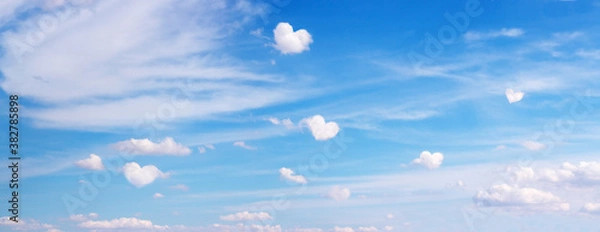 Fototapeta Chmury w kształcie serca tworzą latające na błękitnym niebie panoramicznym. Romantyczny, miłość tło symbol