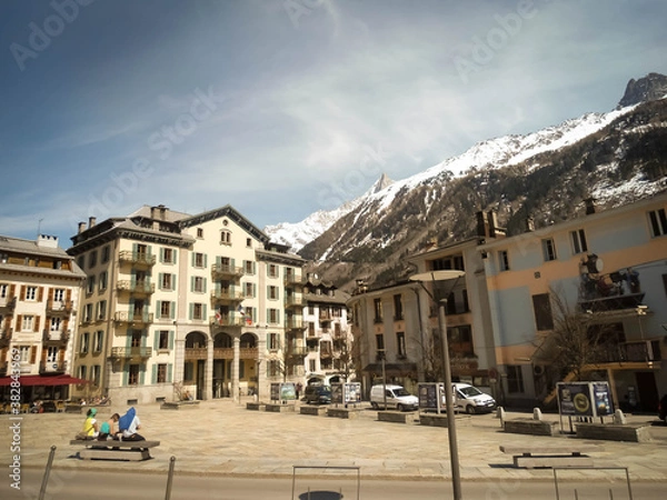 Fototapeta Sculpture in the main square of Chamonix of two mountaineers point to Mont Blanc