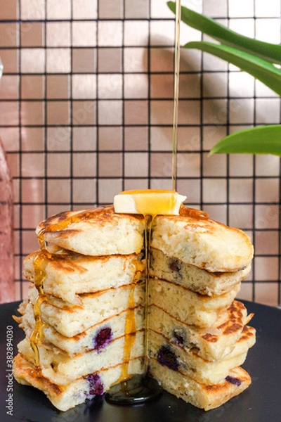 Obraz Pancakes Under a Maple Waterfall