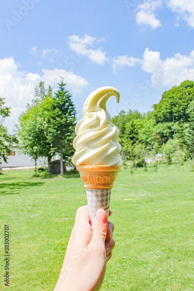 Fototapeta 青空と緑が背景のソフトクリーム