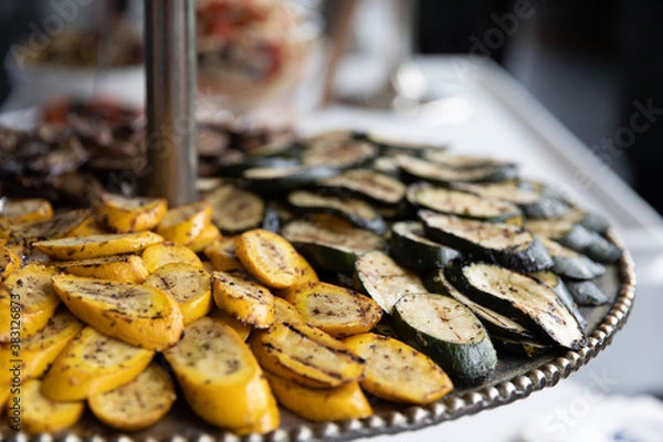 Fototapeta courgettes tranchées et grillées déposées dans une assiette en gros plan