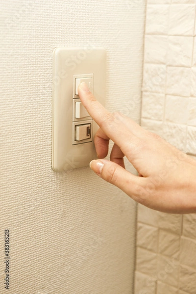 Fototapeta 電気をつける女性