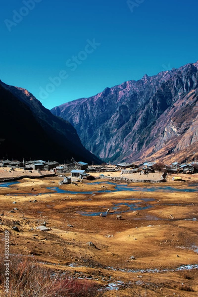 Fototapeta Beautiful view of Kyanjin Gompa village. 