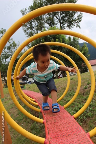 Obraz コイル状の遊具の中を歩く子供