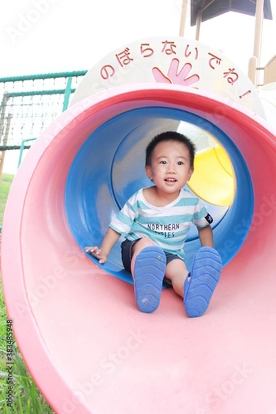 Obraz トンネル型すべり台で遊ぶ子供