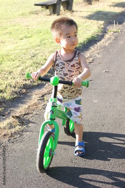 Obraz キッズバイク（ストライダー）で自転車の練習