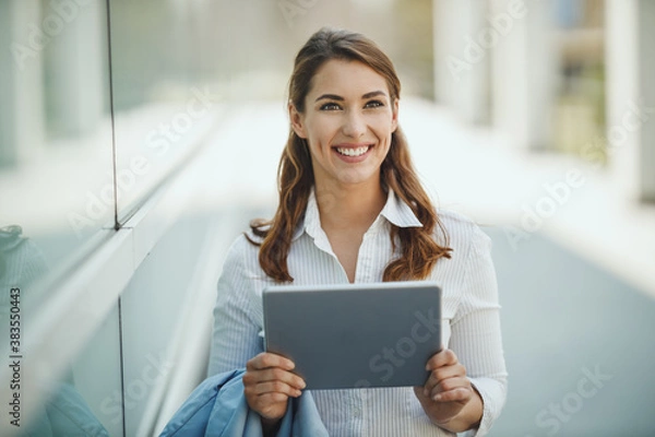 Obraz Managing Her Work Day The Digital Way