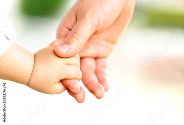 Fototapeta 母親と赤ちゃんが手をつなぐ　親子の触れ合い
