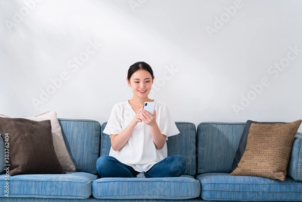 Fototapeta 女性　ソファ