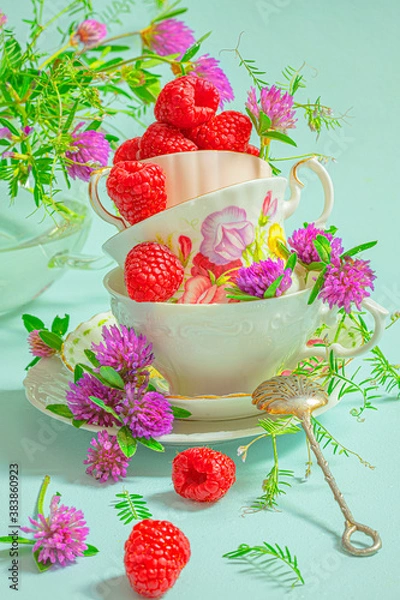 Fototapeta Raspberries an red clover