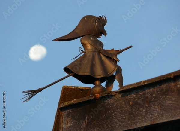 Obraz Hexenfigur auf einem Dach auf dem Auerberg in Bayern