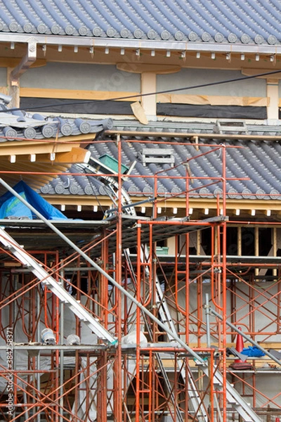 Fototapeta 和風建築の瓦葺きと足場