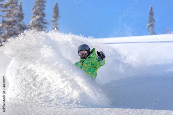 Obraz Ekstremalny snowboardzista świetnie się bawi, jeżdżąc po świeżym puchu poza stokiem w białych górach. Profesjonalny jeździec na snowboardzie i carving świeżo opadłego śniegu w górskiej dziczy. zimowe sporty ekstremalne