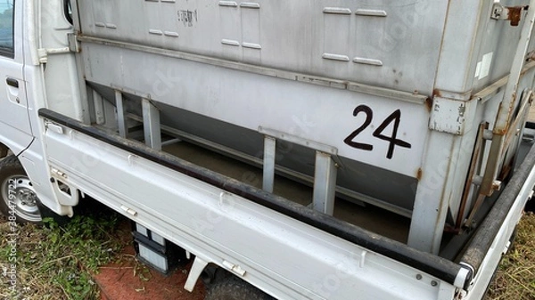 Obraz 農作業をする軽トラック
