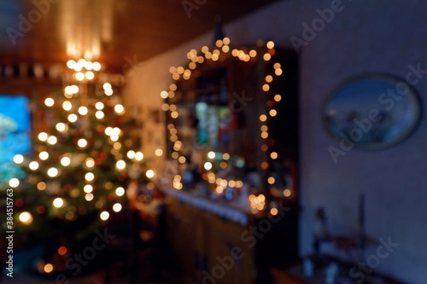 Obraz Weihnachtliche Wohnzimmerimpression mit Christbaum und LED Beleuchtung - Bokeh Hintergrund 