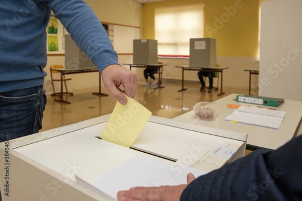 Obraz Stimmzettel in Wahlurne