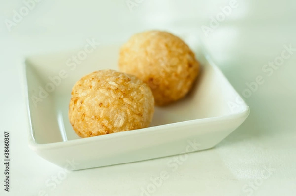 Obraz Lepki ryż smażył okrągłą piłkę