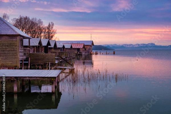 Fototapeta Sonnenaufgang am Starnberger See in Starnberg/Percha mit Bootshütten im verschneiten Winter