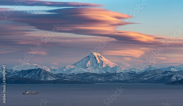 Fototapeta Kamchatka, Avachinskaya Bay against the background of Vilyuchinsky volcano at sunset.