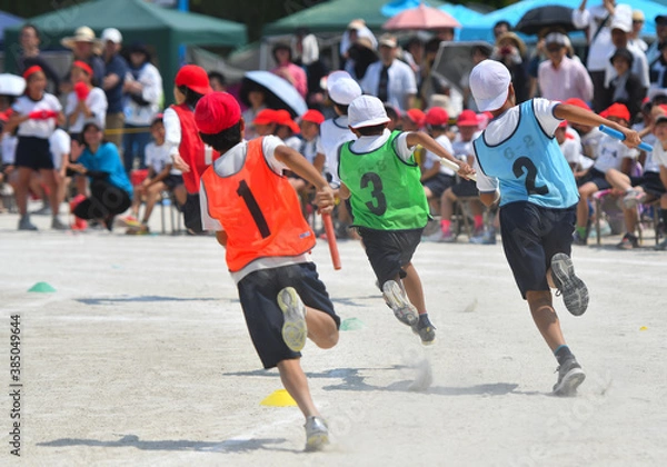 Fototapeta 小学校の運動会のリレーで走る子供たち