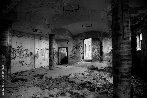 Fototapeta Recibidor interior con gran entrada de madera y columnas redondas