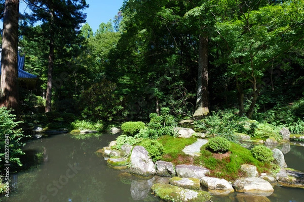 Fototapeta A beautiful stream in an old-fashioned Japanese garden