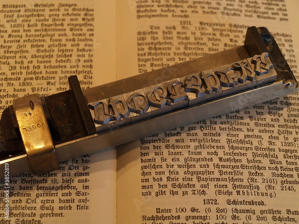 Obraz Winkeleisen auf einem aufgeschlagenem Buch 