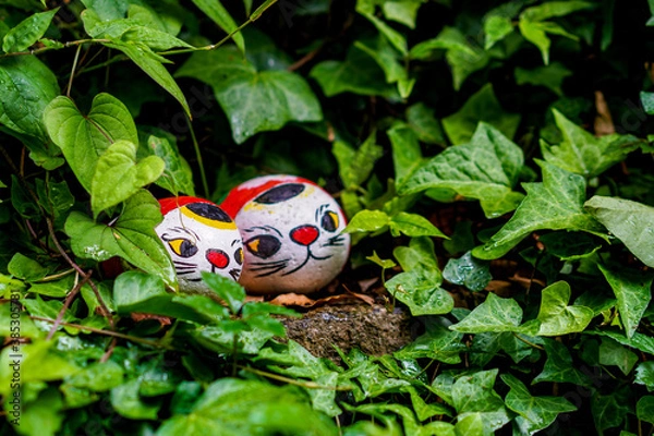 Obraz 雨上がりの尾道の街角にひっそりと佇む猫の置物