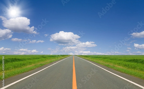 Fototapeta 草原の直線道路と雲と太陽
