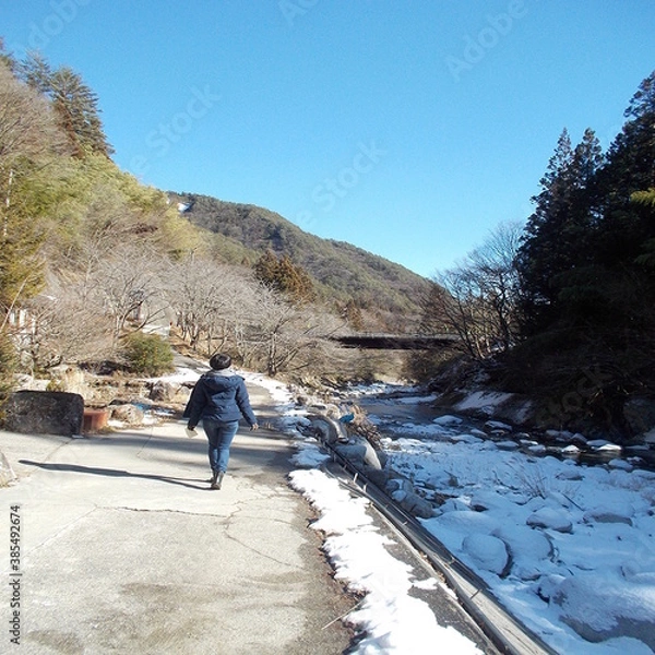 Obraz 長野県阿南町の山奥の冬の風景と女性