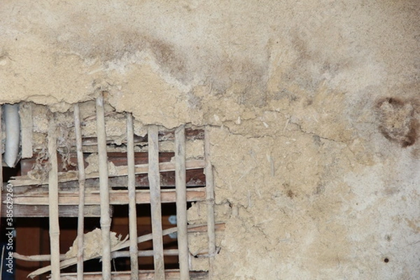 Obraz 壊れて内部の構造が露出した土壁
