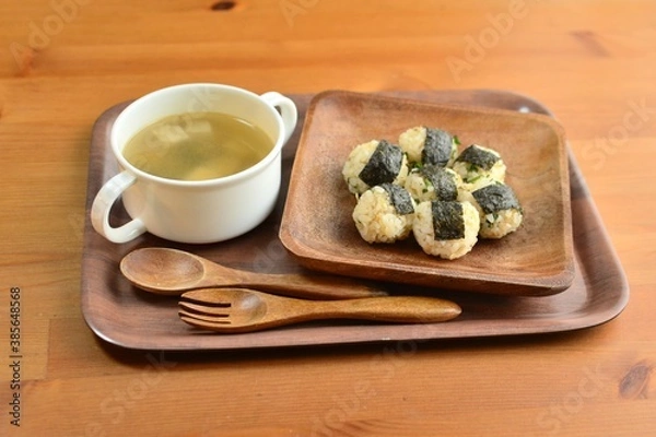 Obraz 幼児食の小さいおにぎり