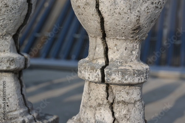 Fototapeta a cracked cement pillar