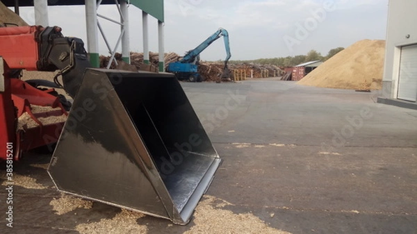 Obraz front loader works at a chip warehouse