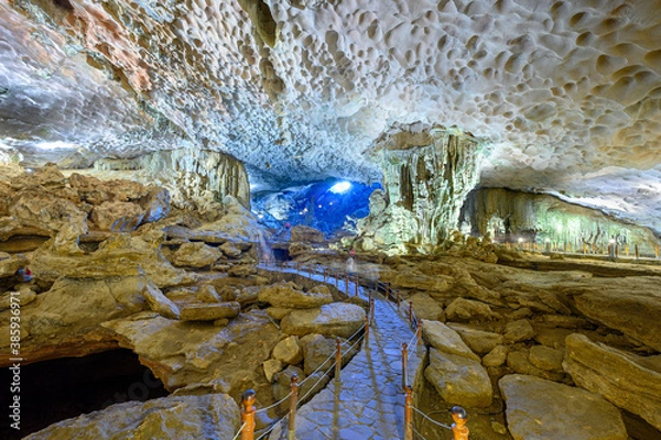 Obraz Hang Sung Sot Cave or Surprise Cave in Halong bay, Vietnam.