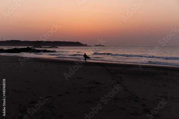 Obraz 伊豆、下田の早朝女性サーファー　静岡　日本　アジア
