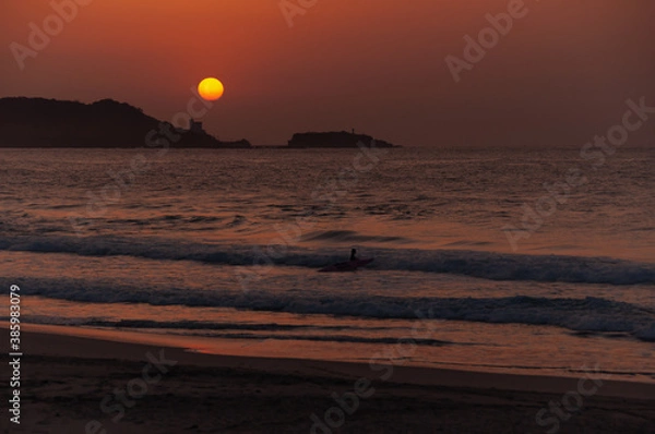 Obraz 伊豆、下田の早朝女性サーファー　静岡　日本　アジア