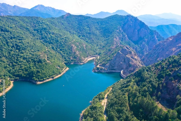 Fototapeta Luftaufnahme vom See Tolla und des gleichnamigen Dorfes. Der Lac de Tolla ist ein Stausee auf der Mittelmeerinsel Korsika. Er befindet sich im Süden der Insel, östlich der Hauptstadt Ajaccio