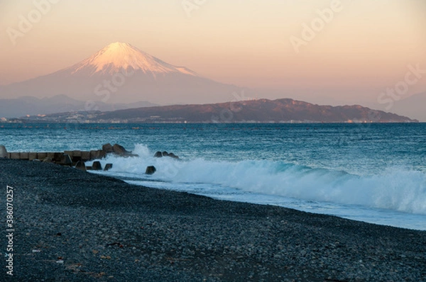 Obraz 焼津・石津浜から望む夕暮れの富士山と駿河湾：Mount Fuji and Suruga Bay at Sunset from Ishizuhama Beach, Yaizu