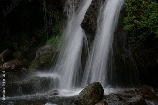 Fototapeta 水の流れが美しい滝の風景　-吐竜の滝、北杜市、長野県、日本