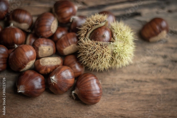 Fototapeta sweet chestnuts rustic composition on daylight