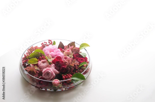 Fototapeta 白テーブルの上のバラ