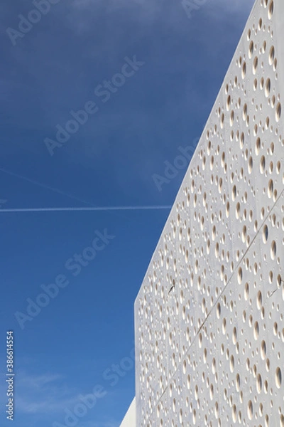 Obraz Edificio moderno sobre cielo azul (2)