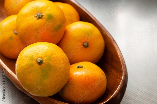 Obraz 木製のボウルに盛られた新鮮な日本のミカン マンダリンオレンジ タンジェリン クロースアップ 日本