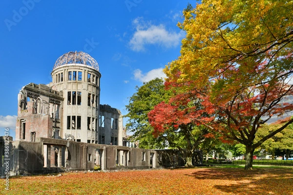 Obraz 広島平和記念公園の原爆ドームと紅葉