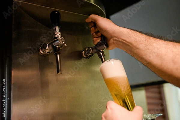 Obraz Enchendo copo de chopp